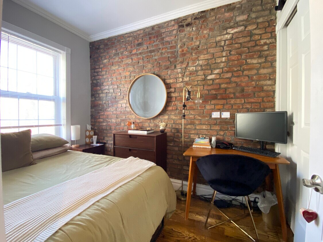 Building Photo - 354 W 21st St