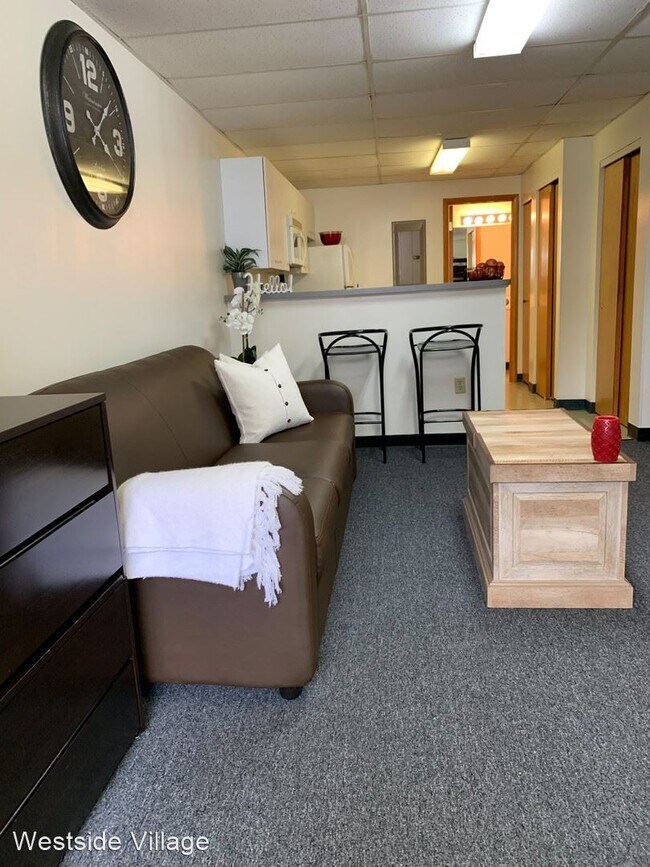 Building Photo - Studio, 1 bath Room For Rent - 623 W. Coll...
