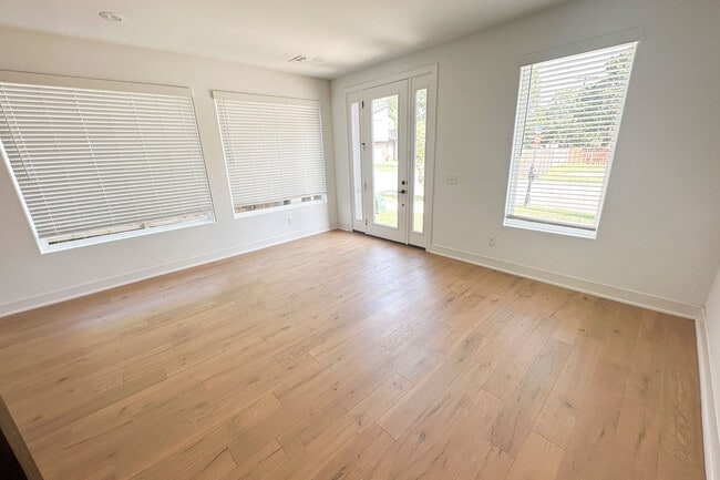 Building Photo - 933 W Holly St