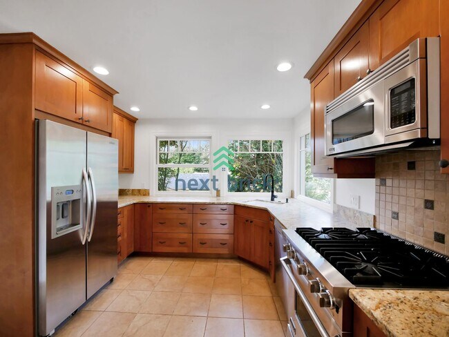 Foto del edificio - A beautiful 3 bed and 2 bathroom house for rent