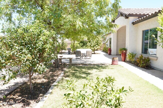 Building Photo - 2910 E Wildhorse Dr