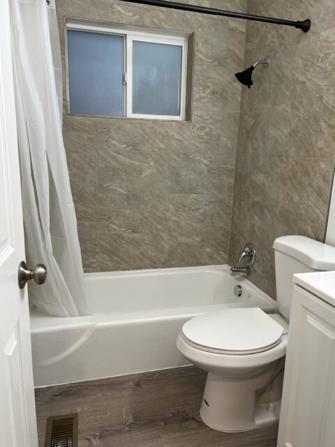 Baño de la planta superior - 4174 Jefferson Ave