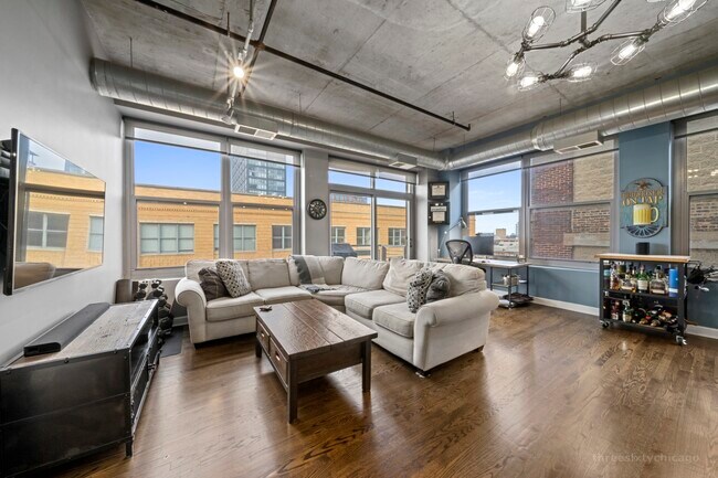 Building Photo - 933 W Van Buren St