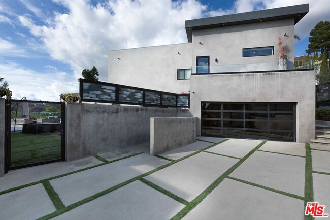 Building Photo - 2399 Mt Olympus Dr