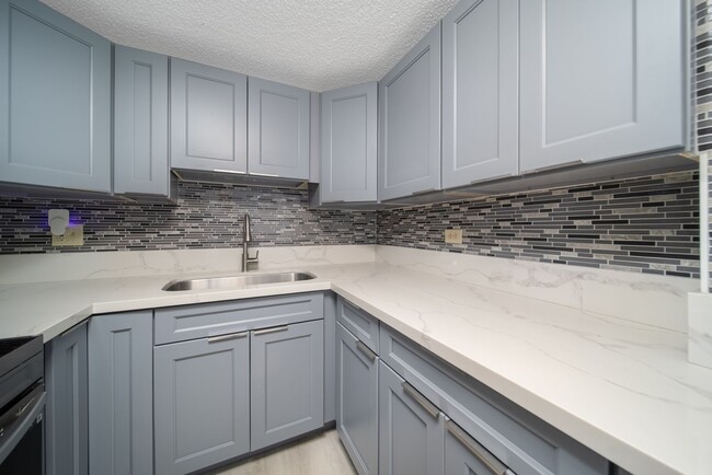 Building Photo - Upgraded Condo w/ Assigned Parking Near H1...