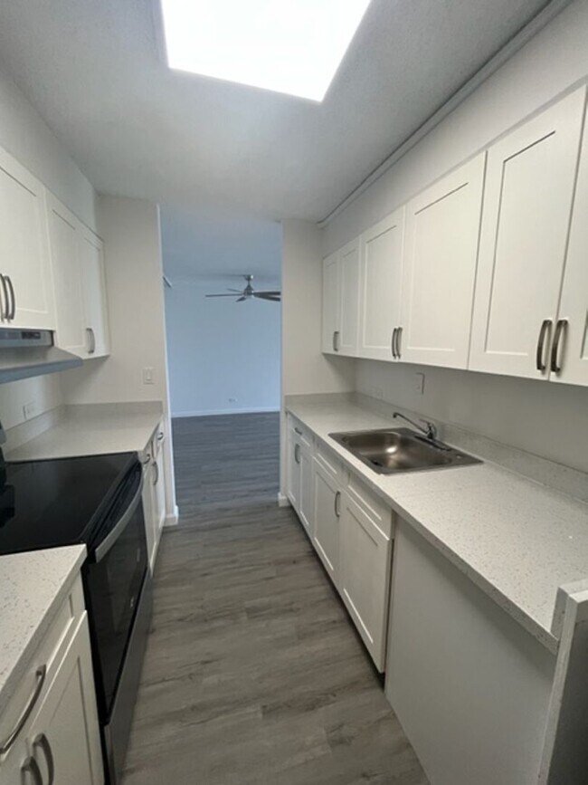 Building Photo - Sakura Condos 1 bed/1 bath with 1 parking ...