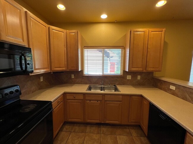 Foto del edificio - 3 bed 3.5 Bath with Bonus Studio Suite Above Detached Garage!