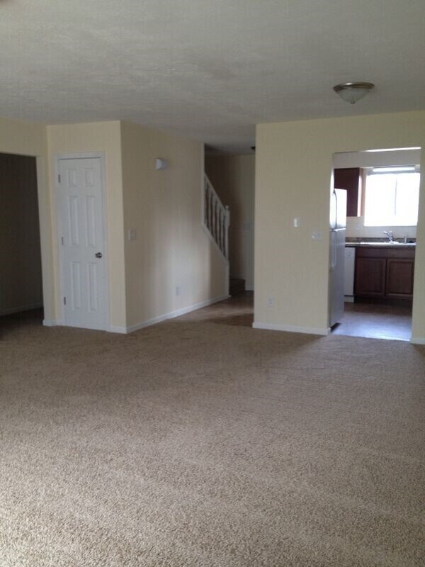 Foto del edificio - 4 bedroom, 2 bath Townhouse in Whittington...