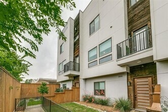 Building Photo - 3816 Roseland Ave