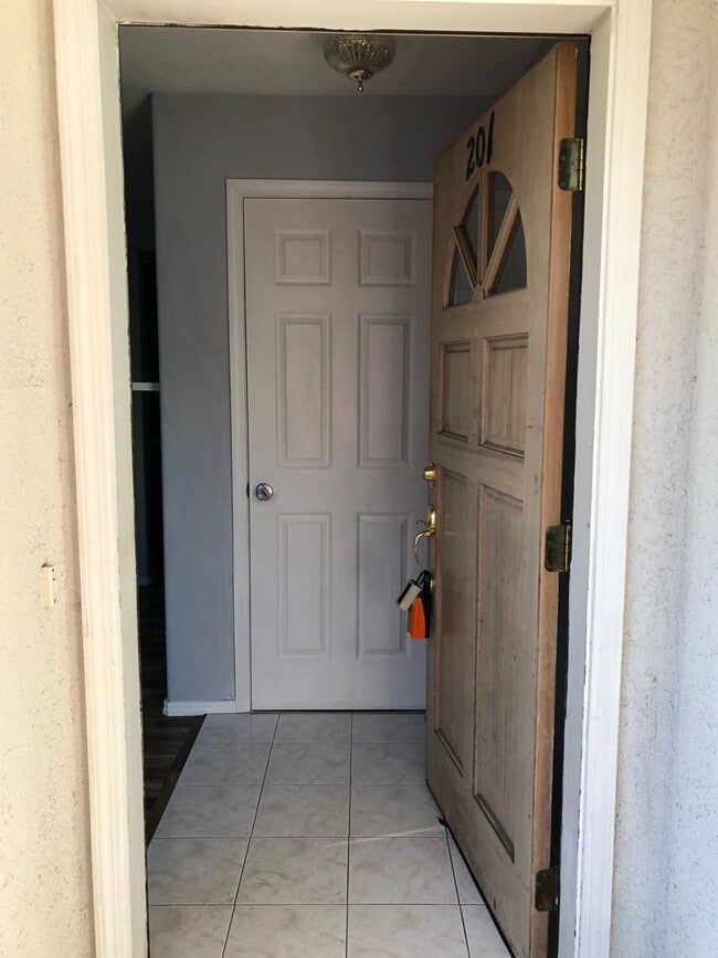 Building Photo - Modern and spacious 2 bedroom condo with bonus room!