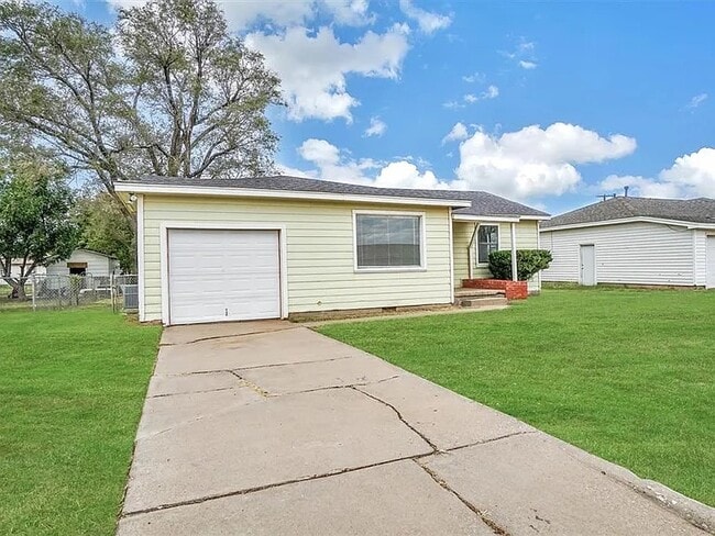 Building Photo - 1109 E Chestnut St