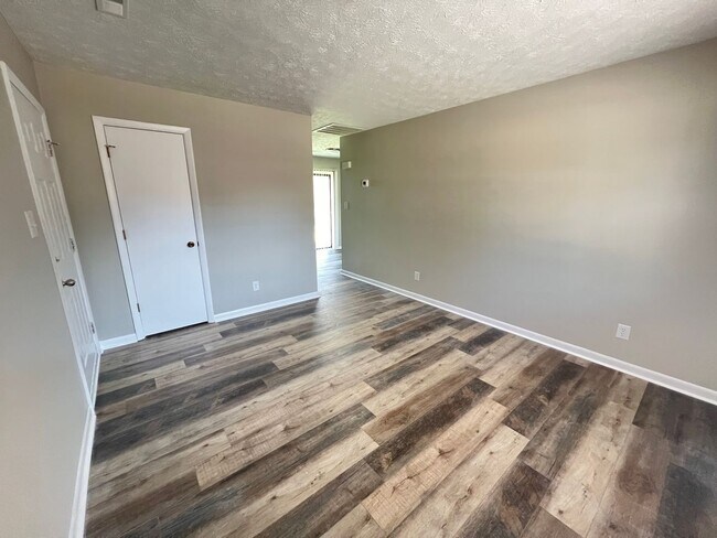 Building Photo - 1437-A Ireland Drive (No Pets)