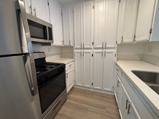 Interior Photo - 315 South Virgil Ave