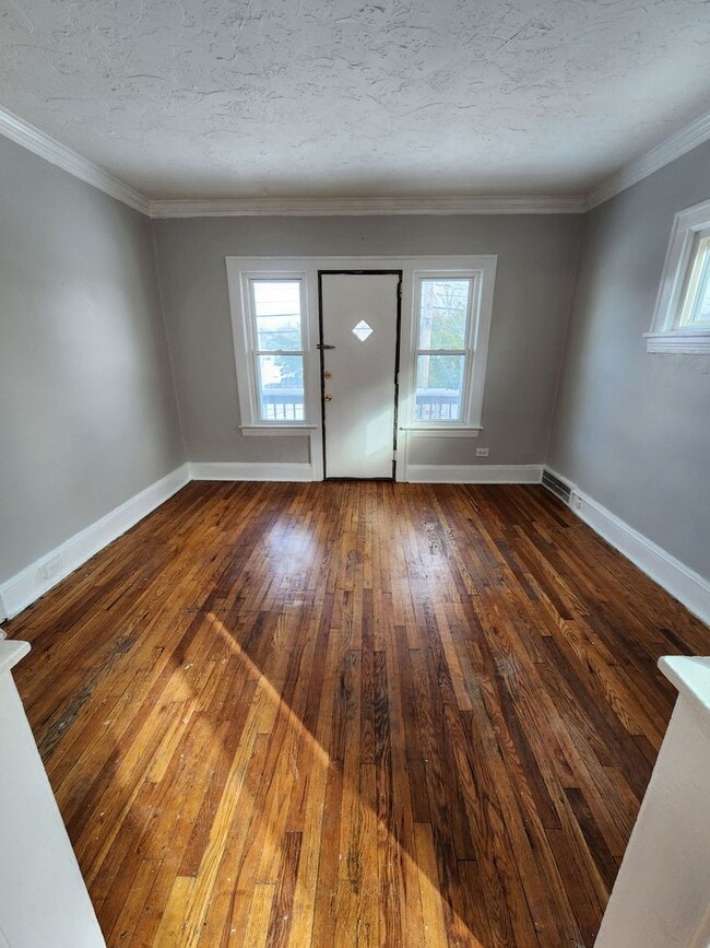 Building Photo - Top Floor 1 Bedroom Apartment with Private Balcony!