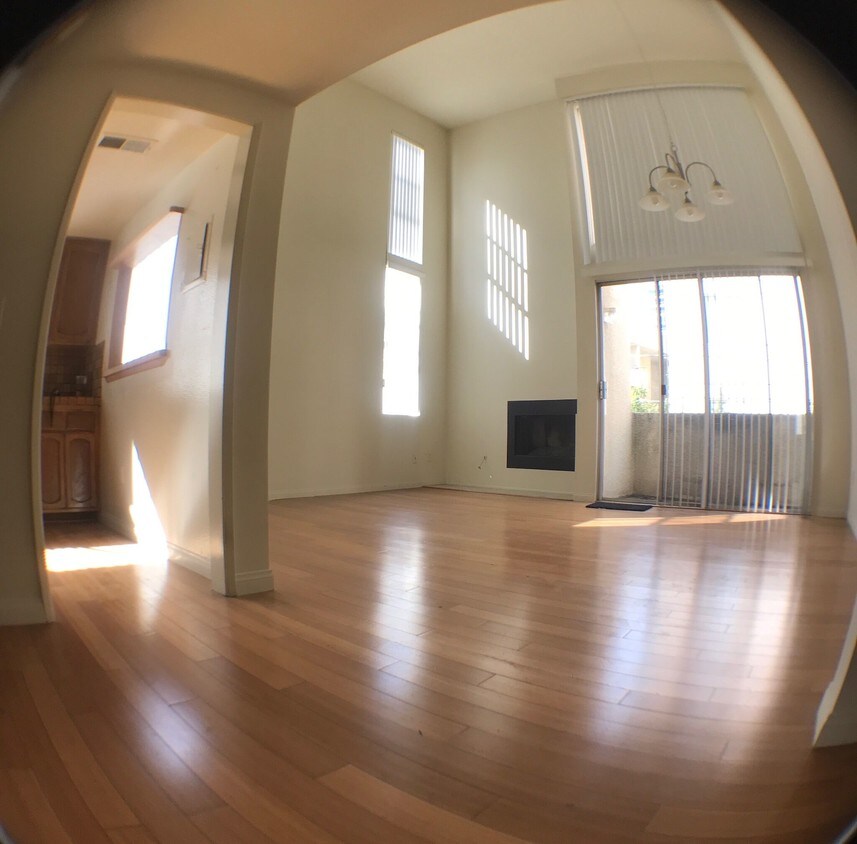 Sala de estar y comedor - 10917 Rochester Ave