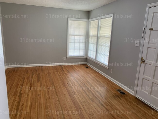 Building Photo - $950 - 2 bedroom 1 bathroom - Single family home *COMING SOON*