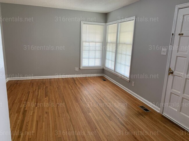 Foto del edificio - $950 - 2 bedroom 1 bathroom - Single family home *COMING SOON*