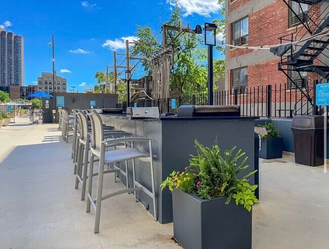 Foto del edificio - 655 W Irving Park Rd