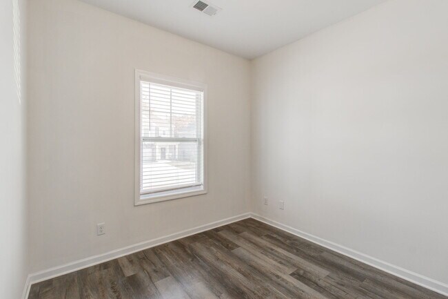 Foto del edificio - 246 Honey Hill Way