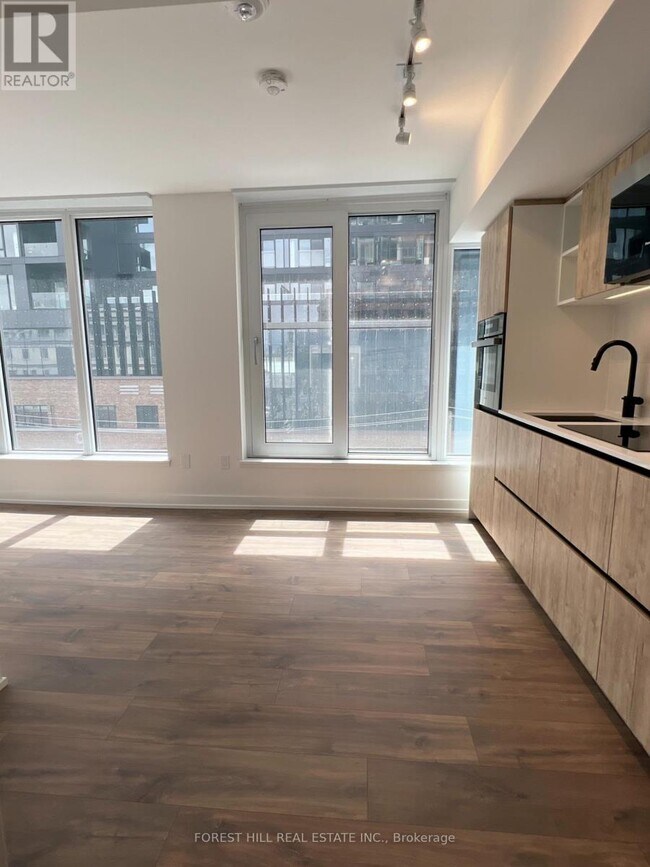 Photo du bâtiment - 2 Augusta Ave