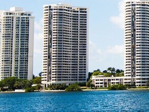 Building Photo - 2800 Island Blvd