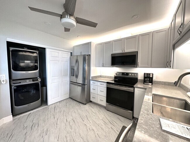 Foto del edificio - STUNNING 2/2 RIVERFRONT RENTAL IN KEY HARBOR
