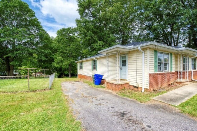 Foto del edificio - 307 White Oak Dr