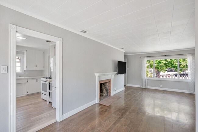 Building Photo - Freshly Renovated Single-Family Home for Rent