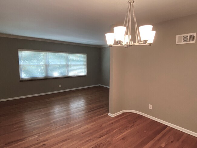 Foto del edificio - 7361 Pershing Ave