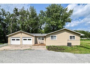 Building Photo - 1621 Larson Dr