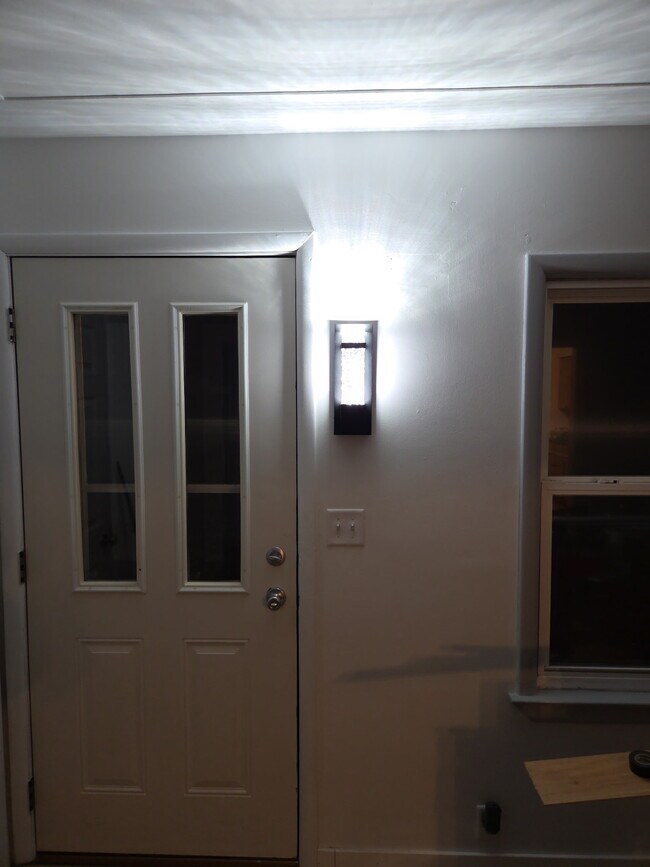 Puerta de entrada interior en la sala de estar - 7791 Whitehall Rd