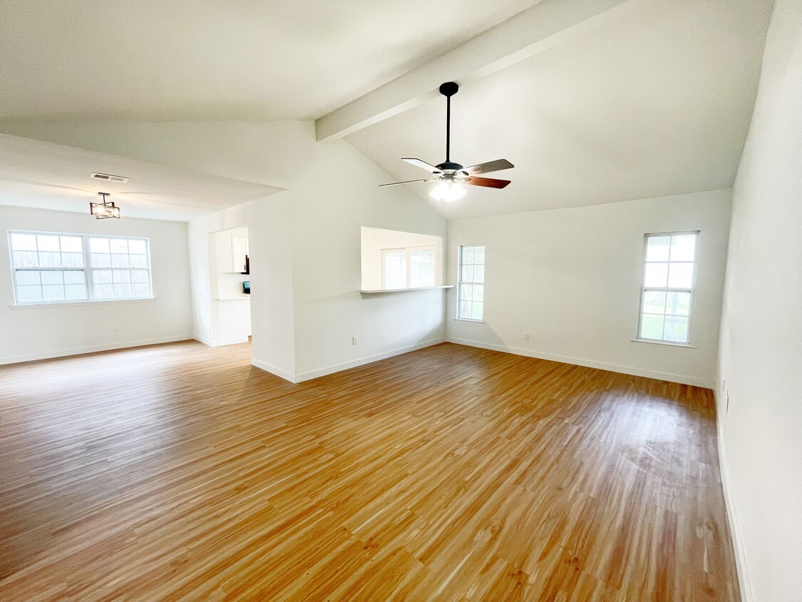 Family/Living Room - 7622 Westbank Ave