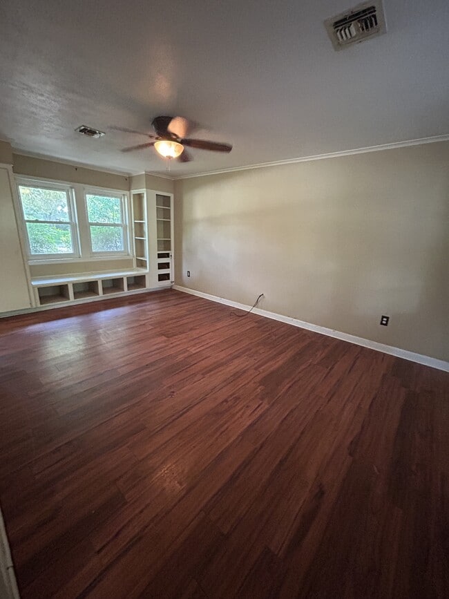 Building Photo - 1203 Caroline Dr