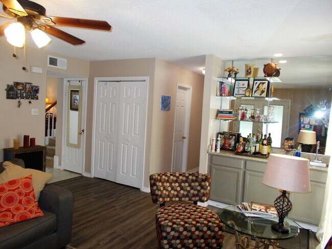 Building Photo - 156 Silverwood Dr
