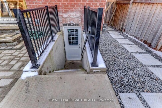 Building Photo - 14 Rushlands Cres