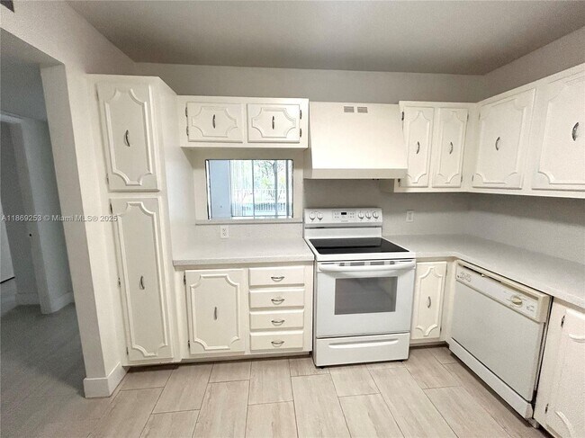 Foto del edificio - 2851 NE 183rd St
