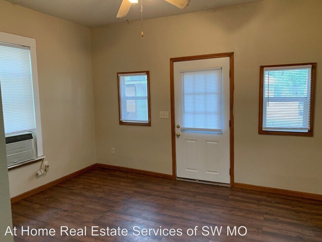 Building Photo - 622 E Division St