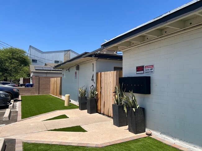 Building Photo - 1433 S Kenneth Pl