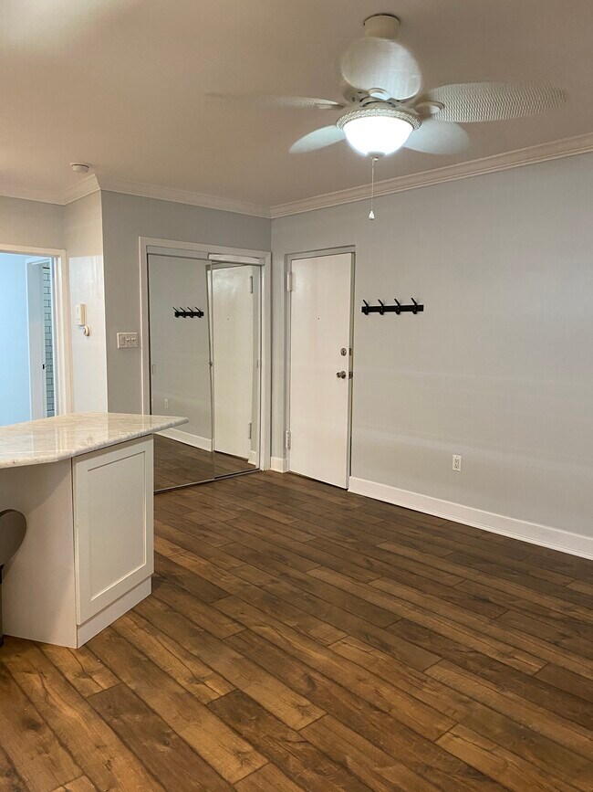 Foto del edificio - 475 W Broadway