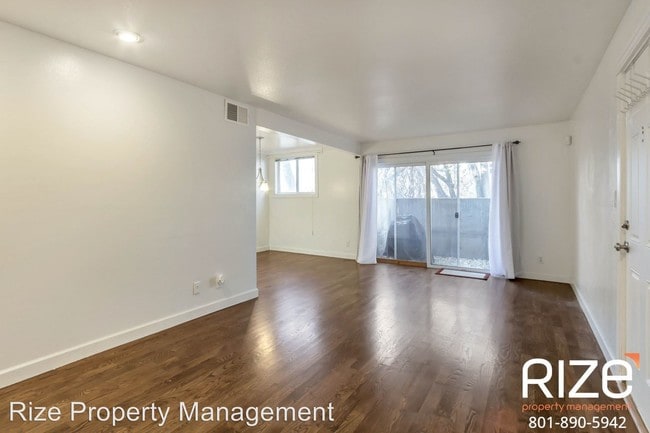 Building Photo - 2 br, 2 bath House - 1156 S Foothill Dr #115