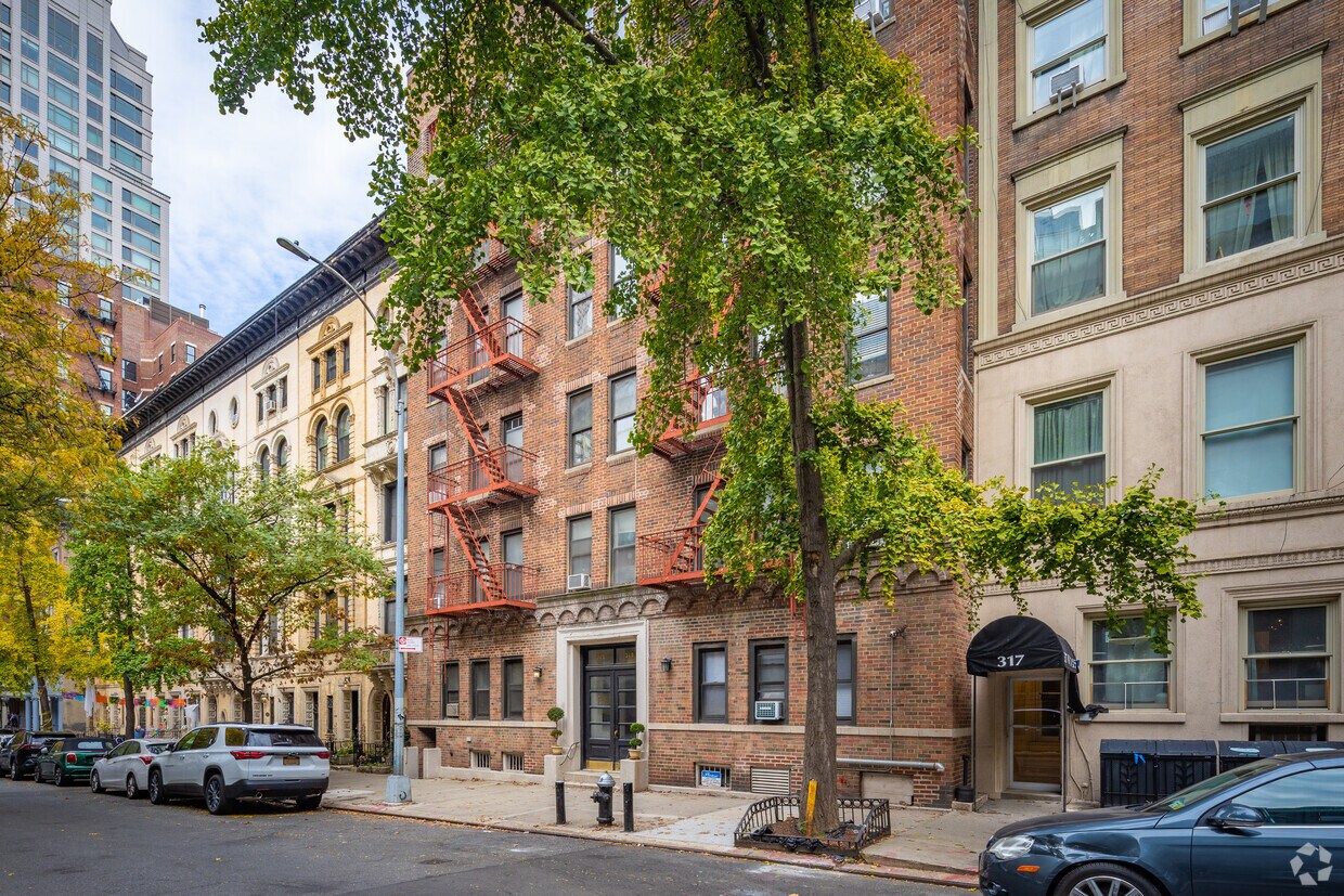Primary Photo - 325 W 71st St