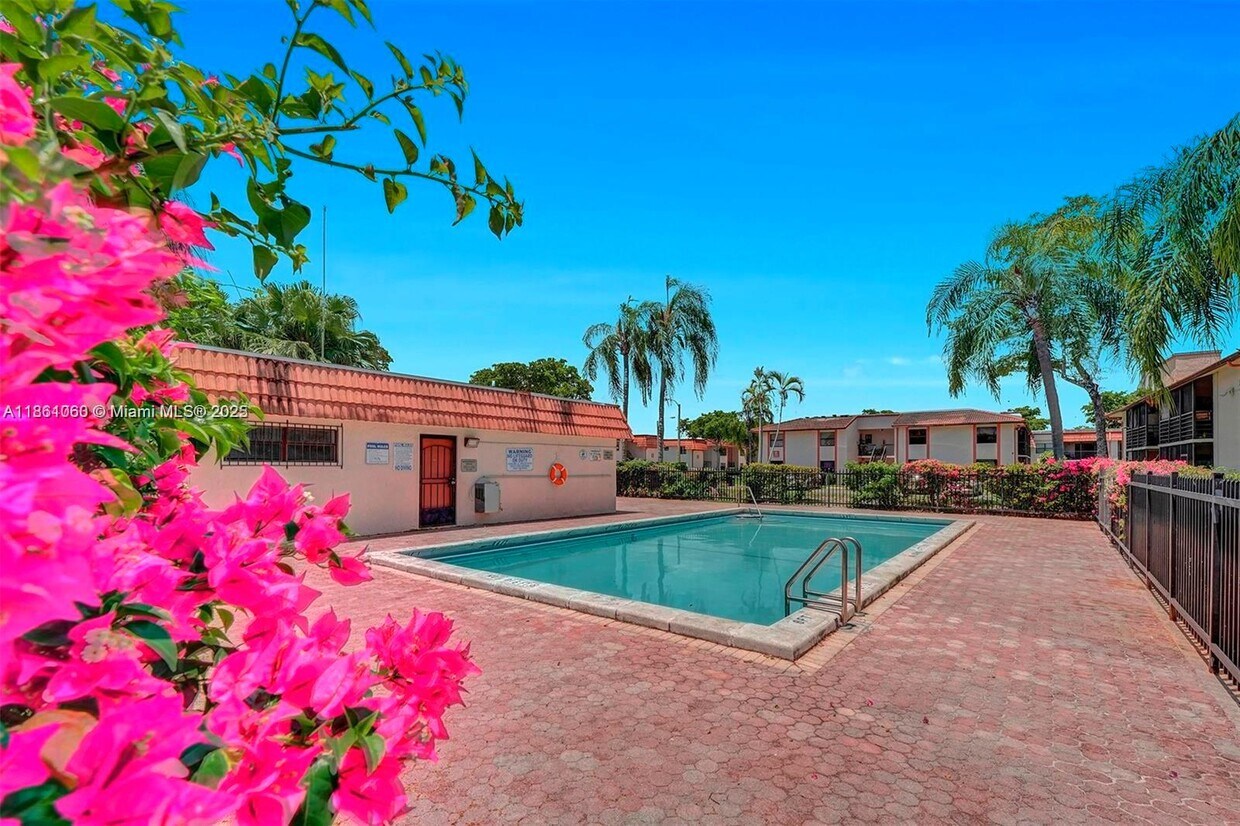 Foto principal - 842 NE 209th St