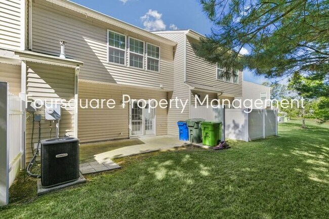 Foto del edificio - Cozy Townhome with Fireplace, Private Back Patio,  Near US-1, I-540 & Shopping