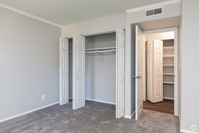 1HAB, 1BA Royale Reno - Free heat, hot water, water & sewer, and t...