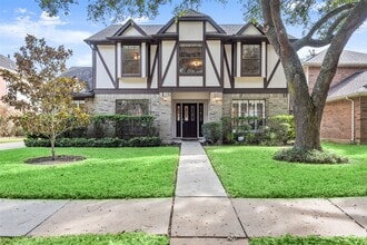 Building Photo - 2415 Parkwood Ln