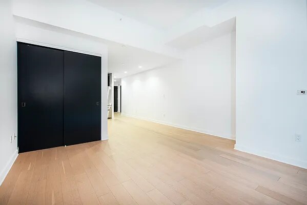 Foto del edificio - 527 W 45th St