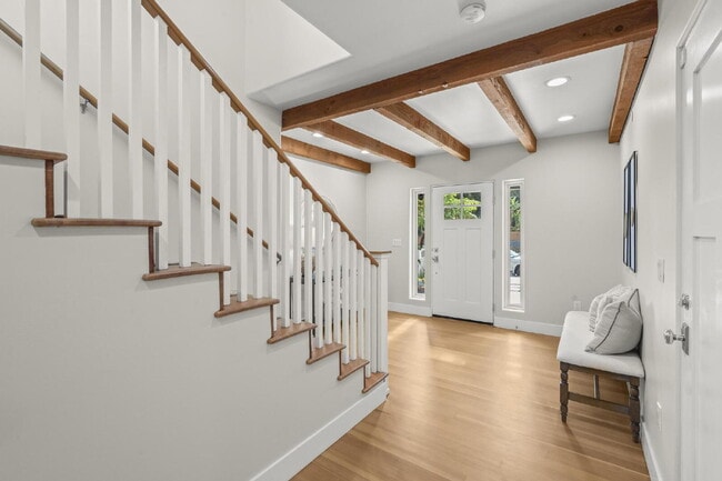 Building Photo - Stunning, Modern and Immaculate 3/BR 2.5/B...