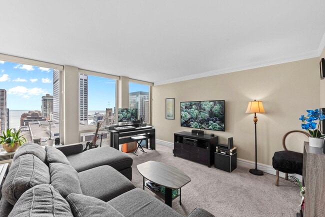 Building Photo - 111 E Chestnut St