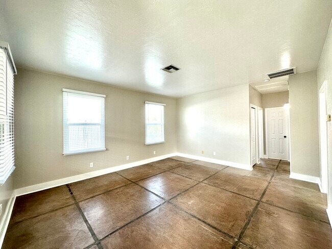 Building Photo - 1/2 Off First Full Month's Rent! Renovated...