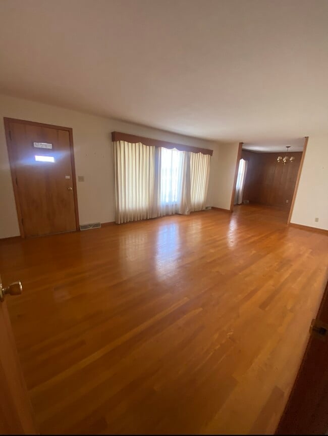 Living Room - 107 Roscoe Fitz Rd